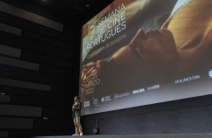 Gerente de artes audiovisuales presentando la semana de cine Portugués 