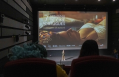 Gerente de artes audiovisuales presentando la semana de cine Portugués 