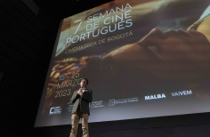 Gerente de artes audiovisuales presentando la semana de cine Portugués 