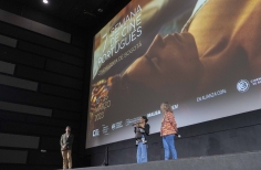 Gerente de las artes audiovisuales presentando la semana de cine portugués junto a una de las directoras de las películas 