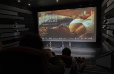 Gerente de las artes audiovisuales presentando la semana de cine portugués junto a una de las directoras de las películas 