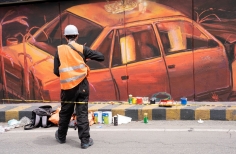 Hombre pintando en un muro