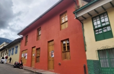 Casa roja tipo colonial