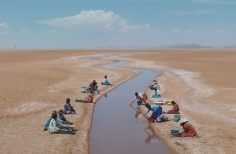 Mujeres lavando en un río