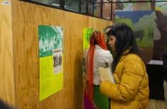 Público disfrutando de la exposición de Andrés Caicedo.