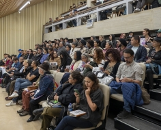 personas participando en la asamblea de las artes