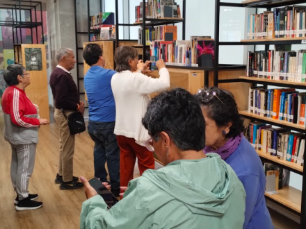 Personas mayores en una biblioteca