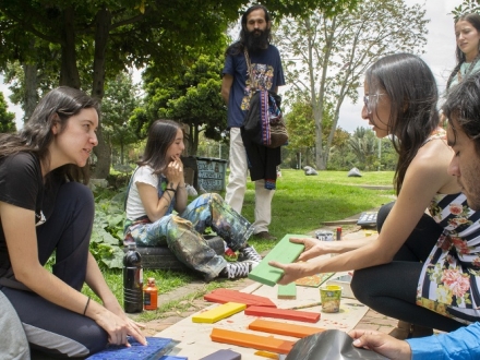 Un grupo de personas comparte al aire libre. Fotografía por Lina Pachón