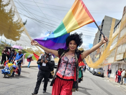 persona trans con bandera