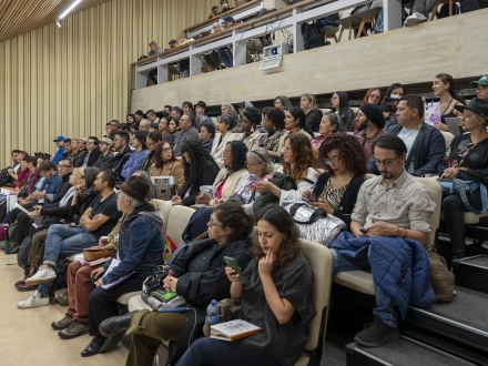 personas participando en la asamblea de las artes