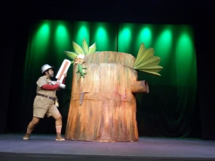 El leñador frente a un árbol listo para talar