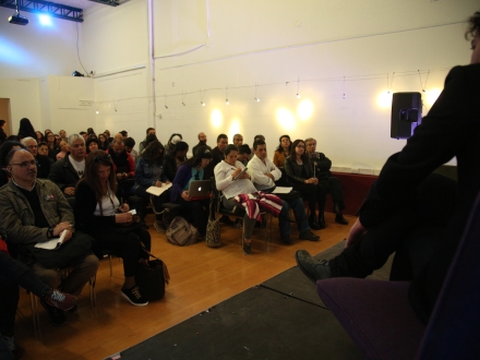 Personas atendiendo conferencia