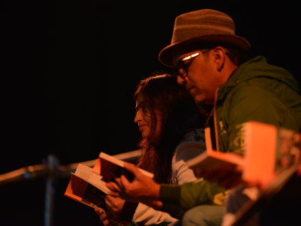 Personas en proceso de lectura durante una presentación de Libro al Viento 2017.