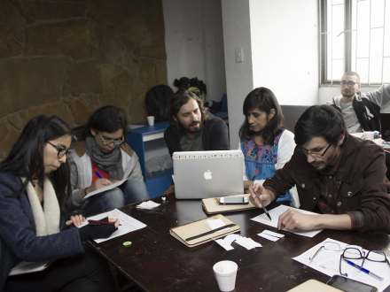 Personas sentadas al rededor de una mesa 