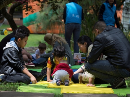 Una familia disfruta de las actividades de Picnic Literario. 