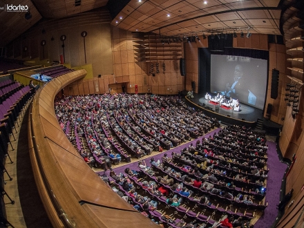 Personas sentadas en el Teatro Jorge Eliécer Gaitán.