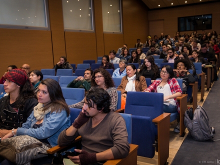 Grupo de personas en auditorio