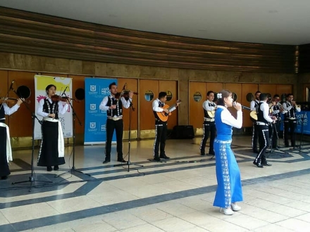 personas tocando frente al Teatro Jorge Eliécer Gaitán 