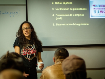 Grupo de personas reunidas en un salón de clase 