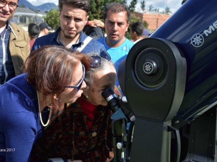 Personas participando en la Observación por telescopios Planetario de Bogotá