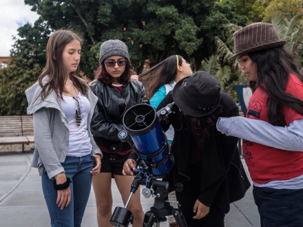 Observación por telescopios en el Planetario de Bogotá