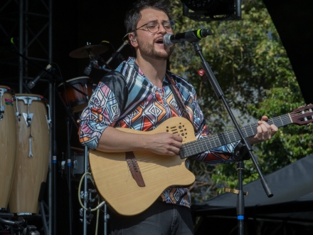 Hombre tocando guitarra y cantando 