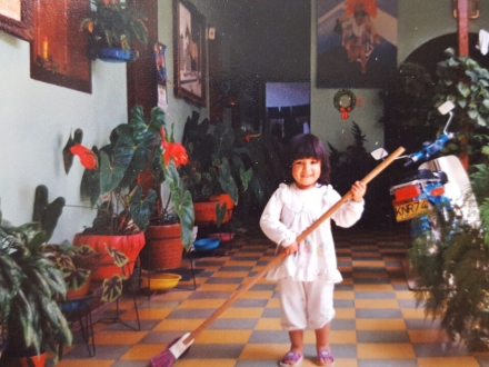 Niña en el patio de su casa 