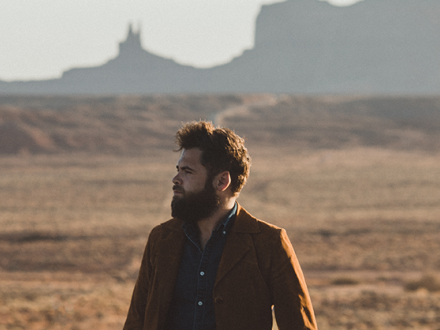 Hombre de Passenger en un camino desolado