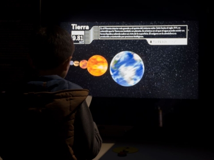 Niños participando Clubes de astronomía