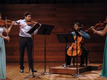 Cuarteto de música tocando instrumentos 