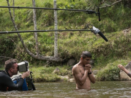 Hombre y mujer en el rio 