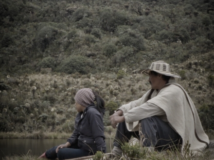 señor y niña contemplando el campo 