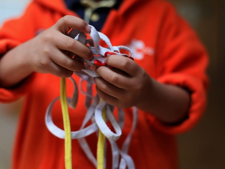 Niños en actividad manual