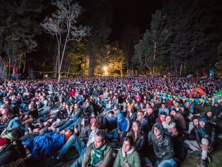 Personas viendo proyección de película