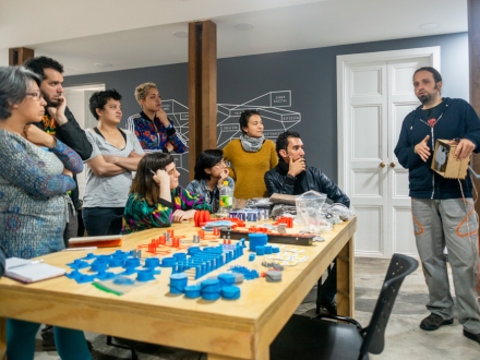 Personas en laboratorio de taller de arte, ciencia y tecnología.