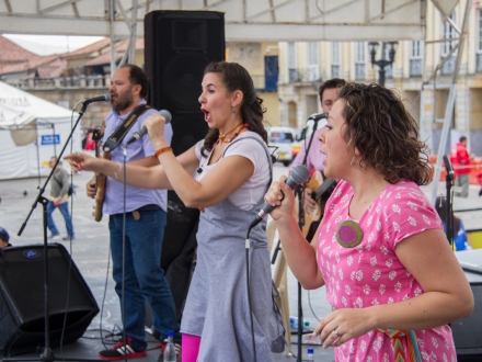 Grupo musical en una plaza