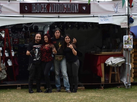 Dos hombres y dos mujeres haciendo señal de rock.