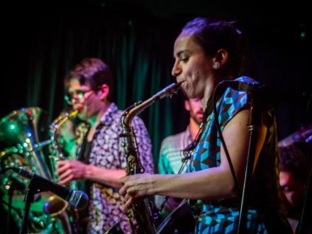 Hombre y mujer tocando instrumentos musicales