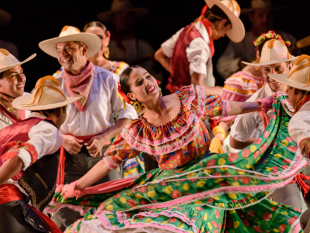 Grupo de danza en la ciudad folclor