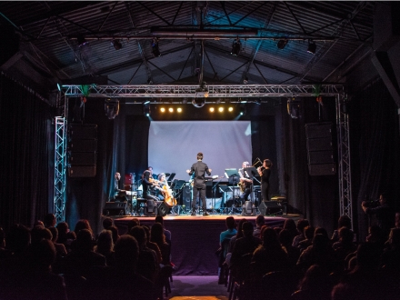 grupo de músicos en el escenario