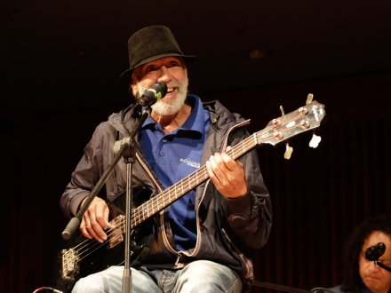 Roberto Echevarría tocando guitarra 