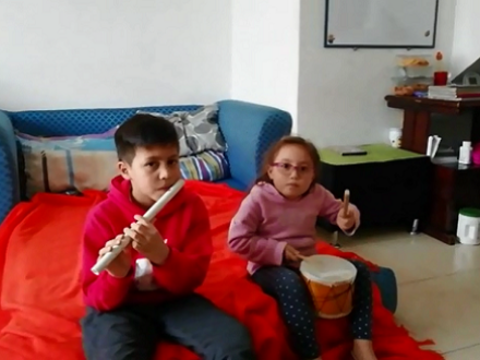 Niños haciendo música