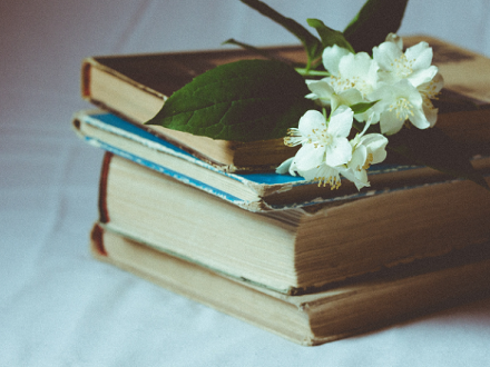 Libros viejos con flores