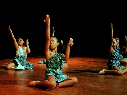 Jóvenes bailando