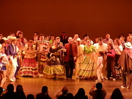 César Monroy con grupo de danza folclórica