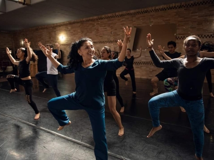 Martha Esperanza Ospina en clase con estudiantes de la ASAB.