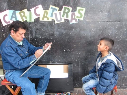 Artista pintando un niño