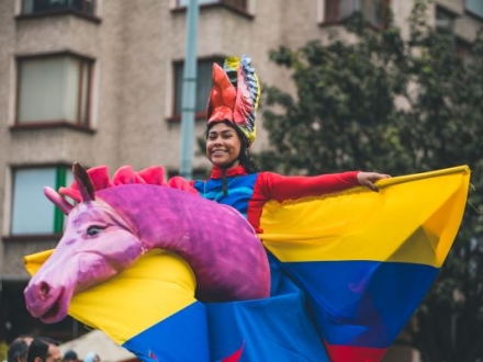 Mujer con bandera