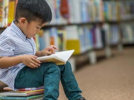 Niño leyendo