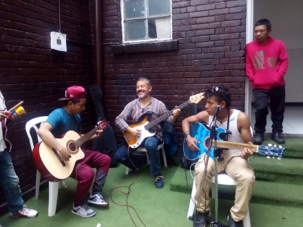 Hernán Cortés y parte del grupo de músicos emberá